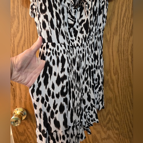 Pretty black and white shorts romper with tie front and pockets. Great shape. - Picture 2 of 10